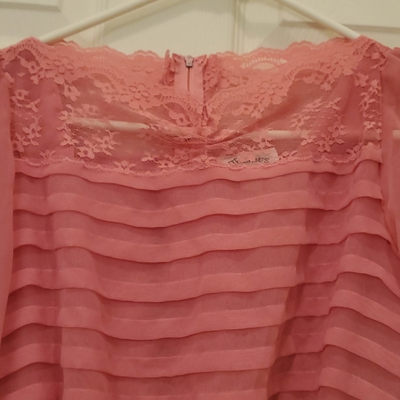 Full length women's lacy dress - Picture 3 of 5